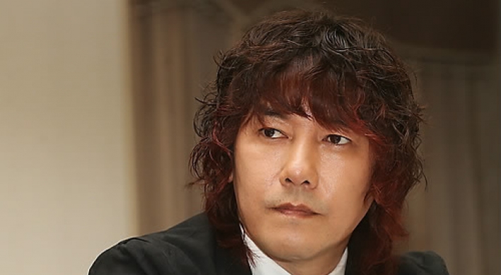 Singer Kim Jang-hoon probed for smoking on Paris flight