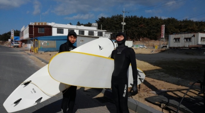 [Weekender] Beaches attract seasoned surfers with relentless, uncrowded waves