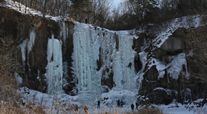 [Weekender] Ice climbing in Korea scales new heights