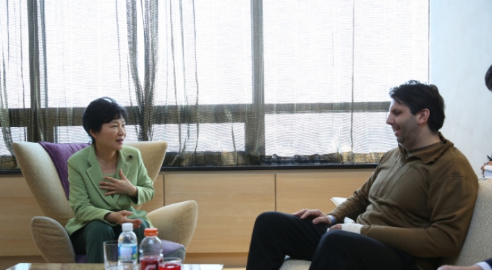 Park makes surprise visit to hospitalized U.S. envoy