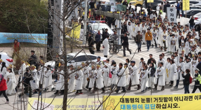 Grieving parents of Korean ferry victims start long march