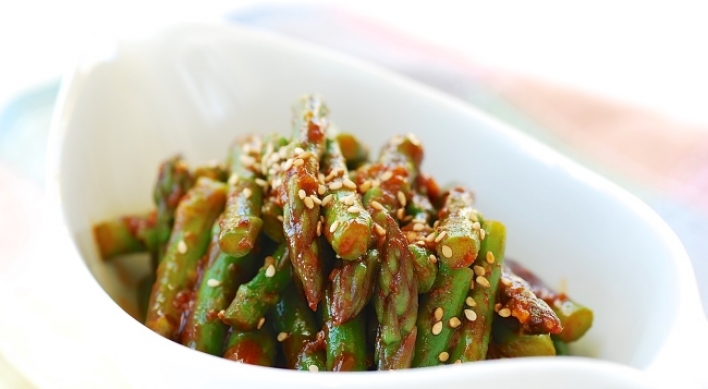 Asparagus with gochujang sauce