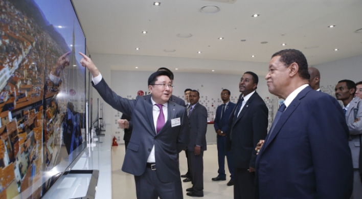 Ethiopian leader visits LG Display factory