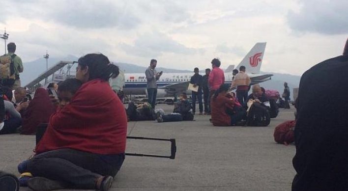 Nepal quake: Passengers shove and trip over each other as they flee airport terminal