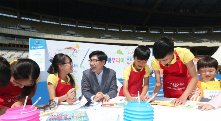 Woori chief with Vietnamese children