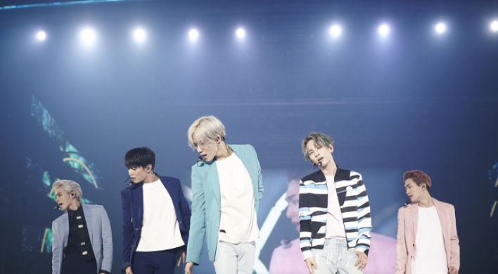 [Herald Review] ‘SHINee World IV’ enthralls exuberant fans