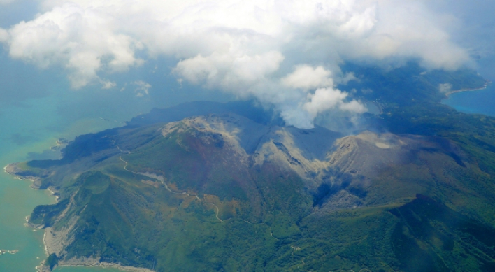 Volcano erupts in Southern Japan