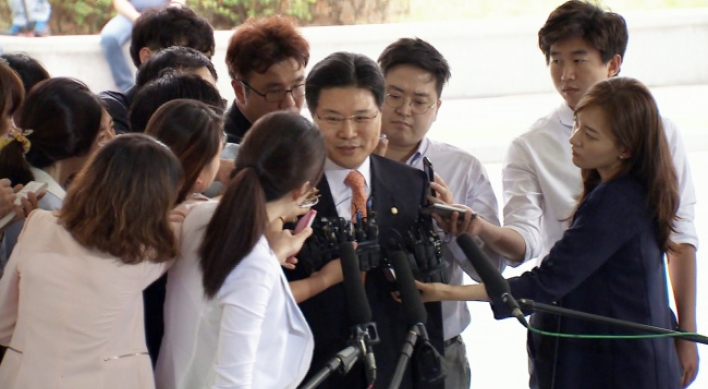 Saenuri lawmaker quizzed in Sung Woan-jong graft probe