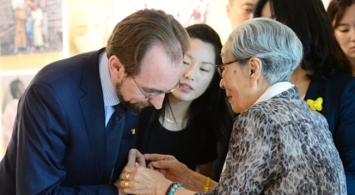 U.N. rights chief meets former WWII sex slaves