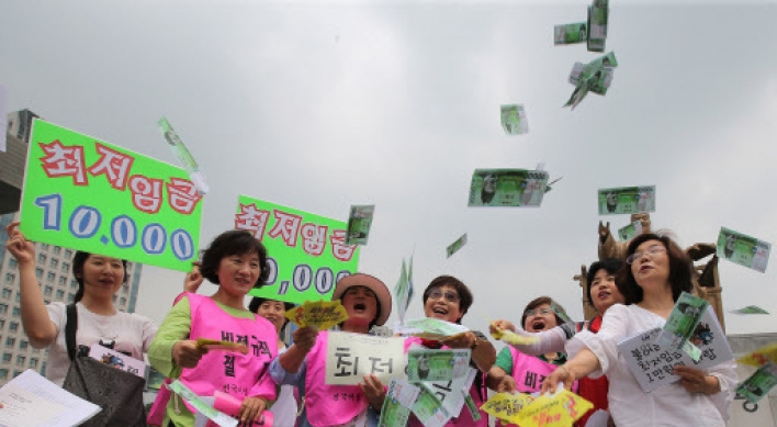 Korea struggles in dilemma over minimum wage hike