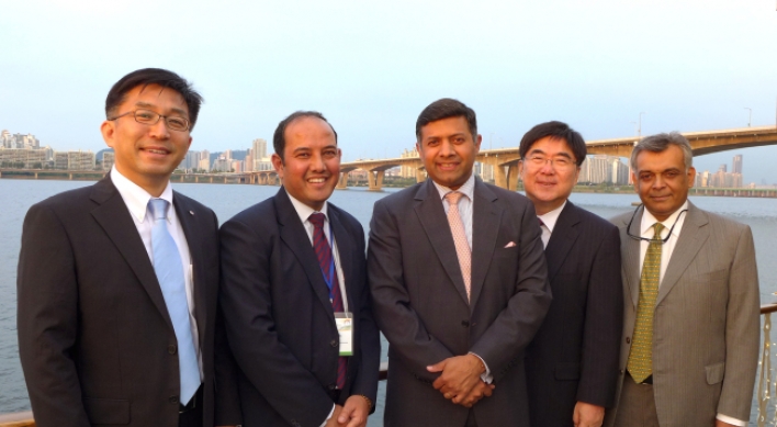 Indian officials take ‘Miracle on the Han’ cruise