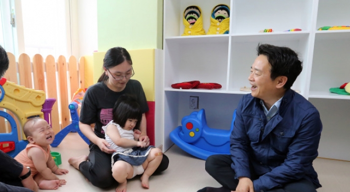 Koreans burdened by child care costs: study