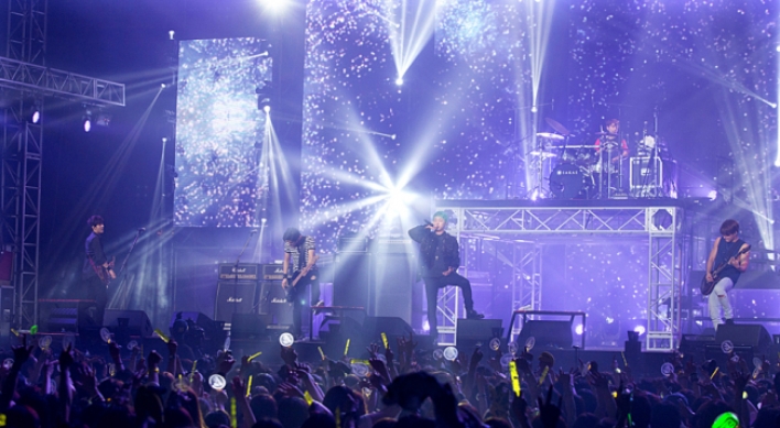 [Herald Review] Rock and champagne at FT Island concert
