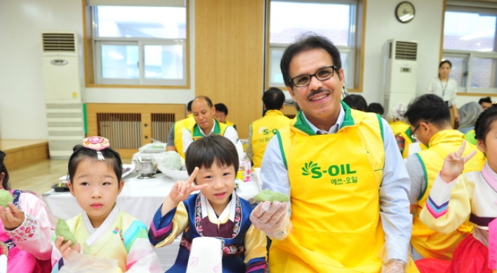 [Photo News]  S-Oil CEO shares Chuseok holiday spirit with neighbors