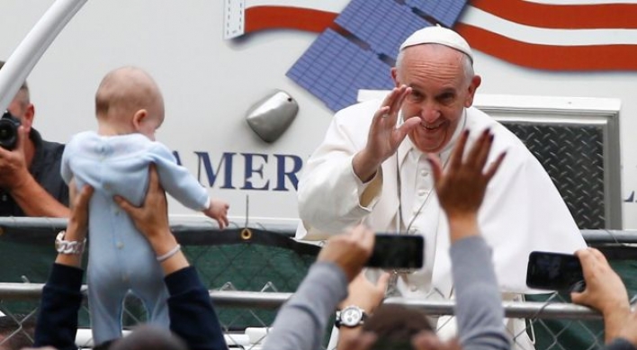 Pope Francis wraps up joyful U.S. visit with big open-air Mass