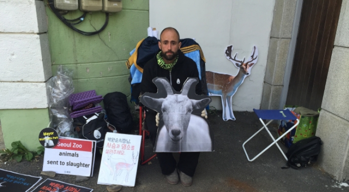 U.S. activist stages hunger strike against animal sales to slaughterhouse