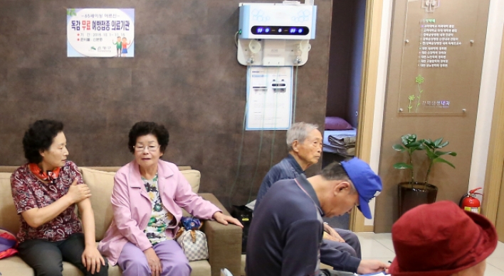 Low transfer payments push elderly into poverty in Korea: report