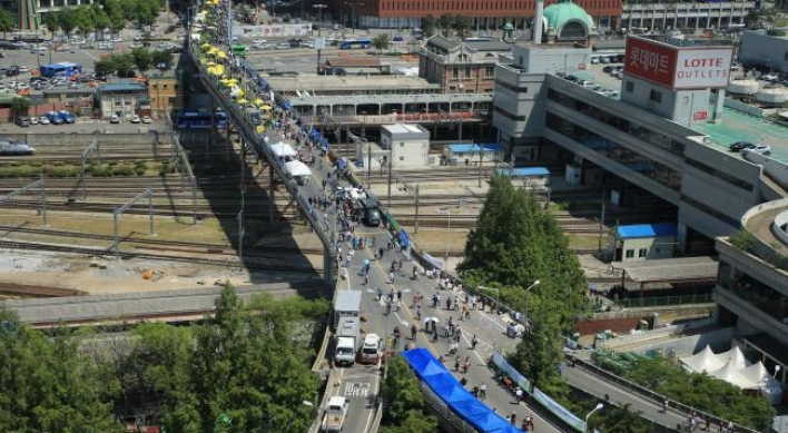 Tension escalates over Seoul overpass