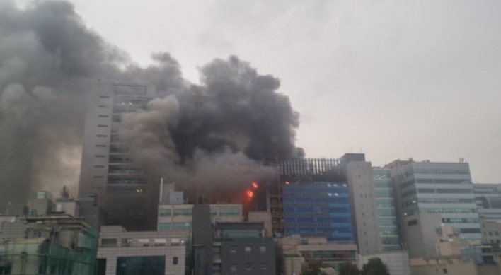 역삼동 화재 '건축 자재에 불 붙은 채로 떨어져'