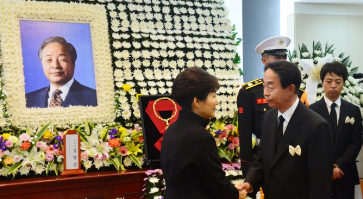 Park pays respects to late ex-president