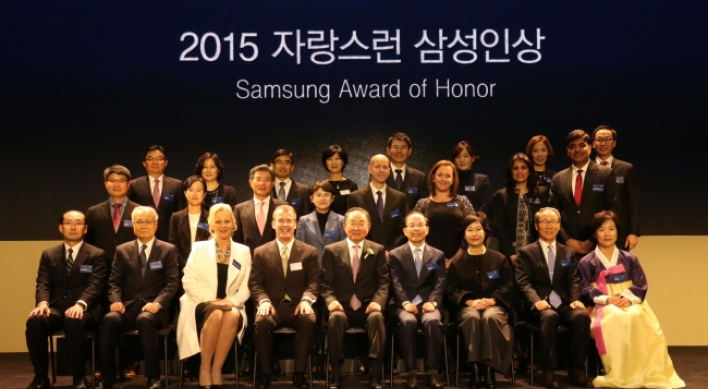 Samsung heir honors high-achieving executives