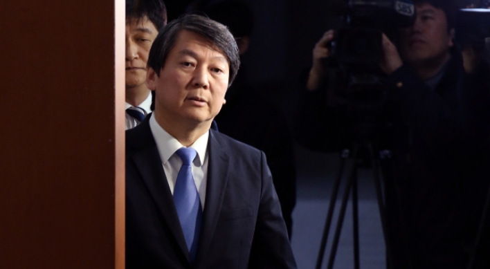 Ex-opposition leader Ahn defects from party amid in-house power struggle