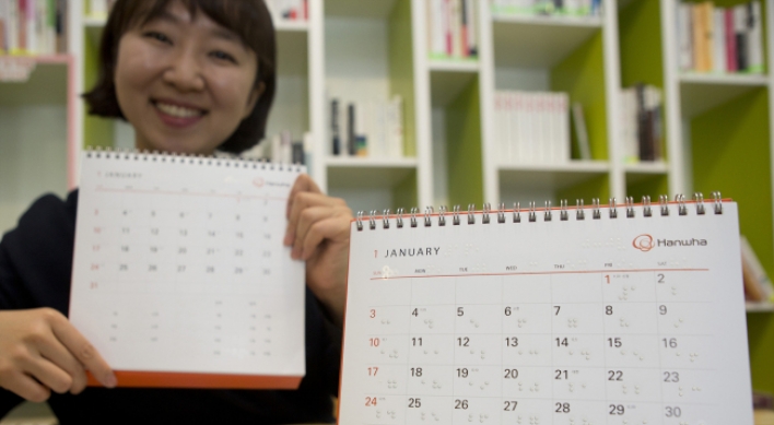 Hanwha distributes braille calendars