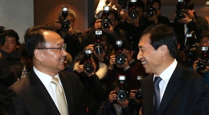 Finance Minister, BOK chief agree to work together