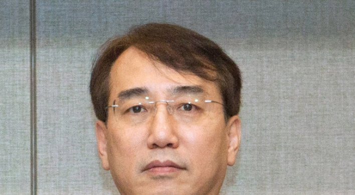 Park replaces senior officials