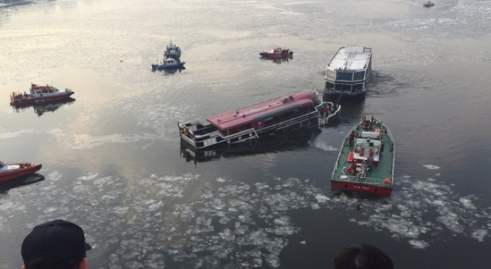 Pleasure boat runs aground in Hangang River