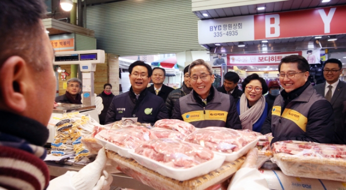 [Photo News] Visit to traditional market