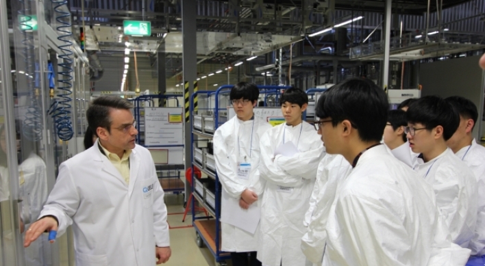 Hanwha tours Europe with scientific youths