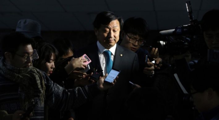 Senior lawmaker leaves opposition party for April elections