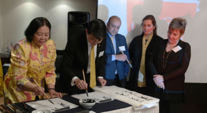 Foreign envoys get lesson in calligraphy