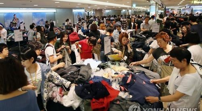 Korean household spending dips to record low in 2015