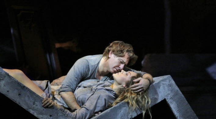 Roberto Alagna steps in to rescue Puccini's 'Manon Lescaut'