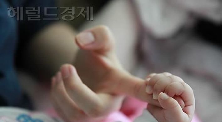 공중화장실에 아기 버린 불법체류 외국인들 붙잡아