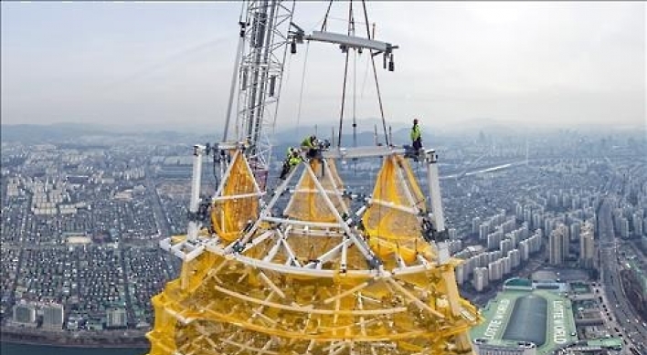 롯데월드타워 555ｍ 완성됐다…최상층부 첨탑 완성