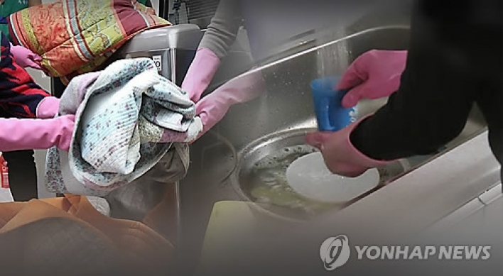 '딸도 엄마도 일터로'…전업주부 첫 2년 연속 감소