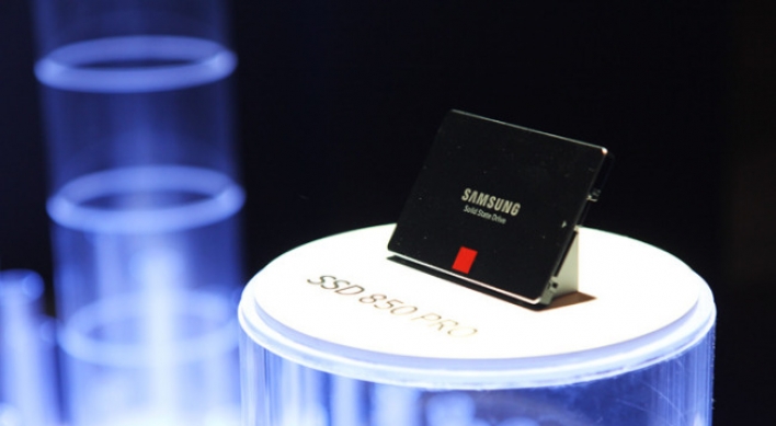 Samsung expands presence in chips, loses ground in handsets