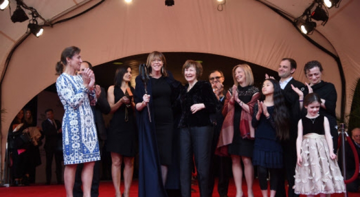 Following vaccine controversy, Tribeca rolls out red carpet