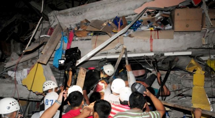 Earthquake kills 77 in Ecuador; emergency workers rush in