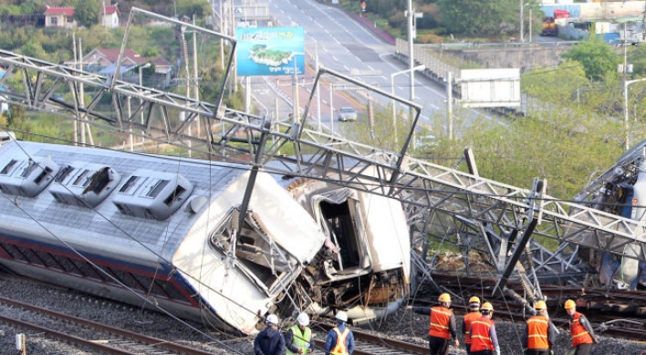 1 dead, 8 injured in train derailment