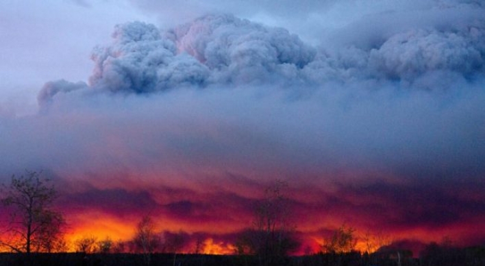 [Newsmaker] Alberta fire threatens oil production, helps boost price