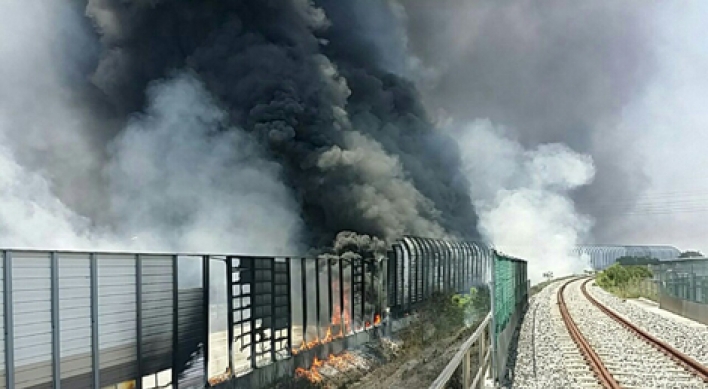 Gyeongbu Expressway blocked for 2 hours amid fire from diesel truck crash