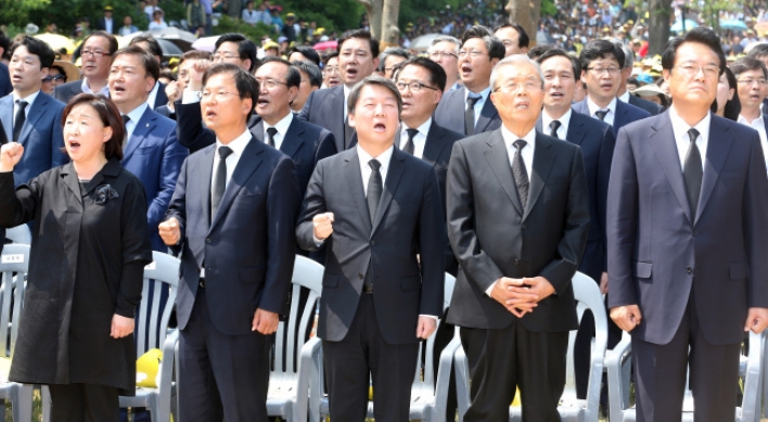 Politicians pay respect to late President Roh