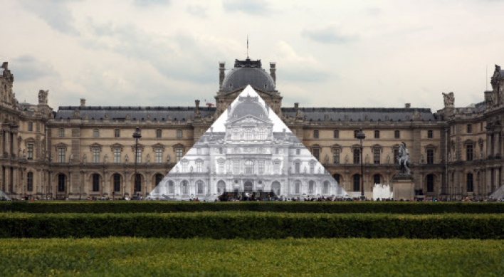 French artist makes Louvre pyramid disappear