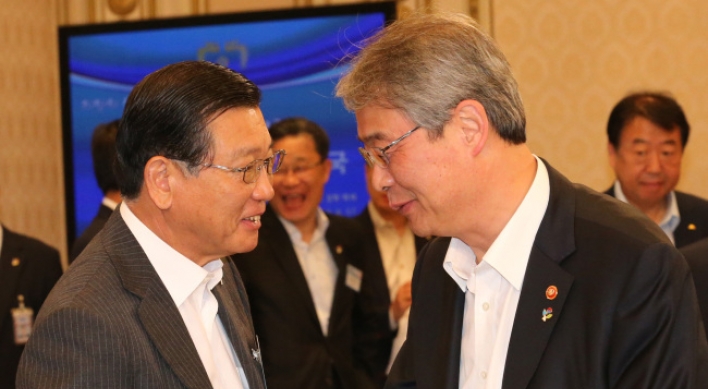 [Photo News] Tycoon and top regulator