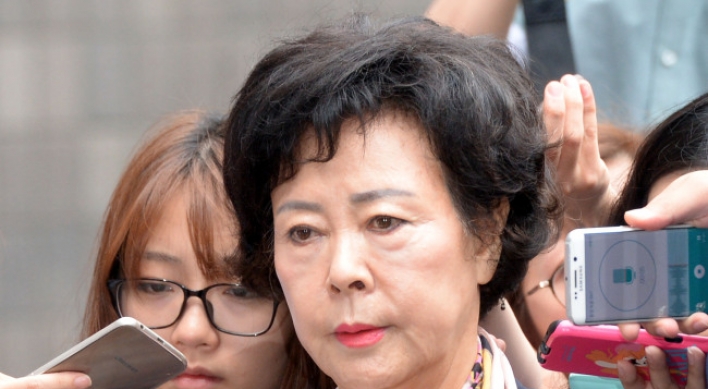 Lotte founder’s daughter grilled by prosecution