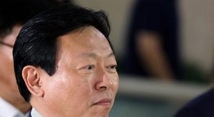 Lotte Group chief vows to cooperate with prosecutor probe